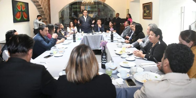 Estoy con ustedes, amigos poblanos:   «Silvano Aureoles Conejo»