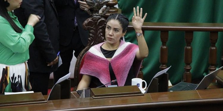 Urge que se amplíe a cuatro carriles autopista Siglo XXI: Fanny Arreola