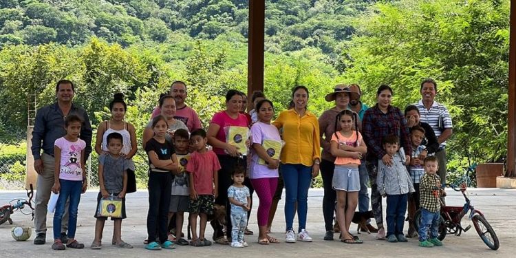 Fanny Arreola resuelve gestiones en comunidades de Apatzingán