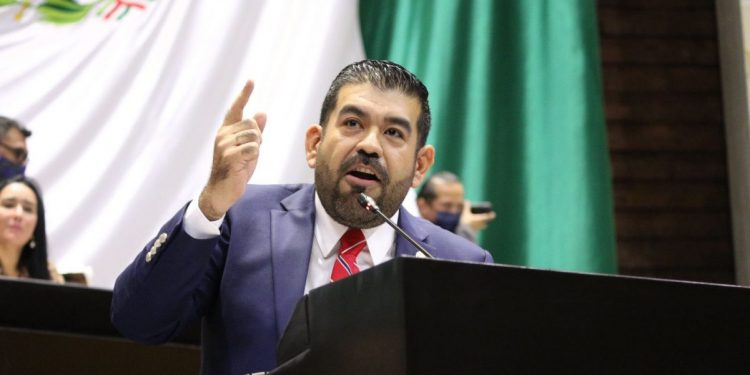 Por fallida estrategia de seguridad, indispensable la presencia de Fuerzas Armadas: Paco Huacus.