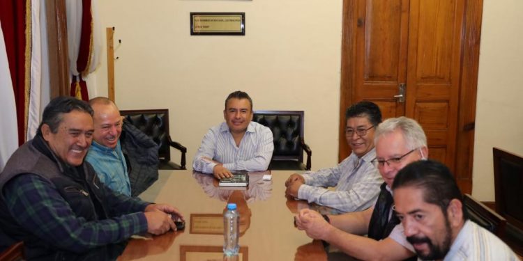 Presentan propuesta para regular Uber