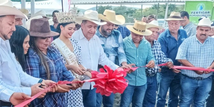 Ganaderos y empresarios de Apatzingán inauguran con éxito la Exposición Ganadera 2022