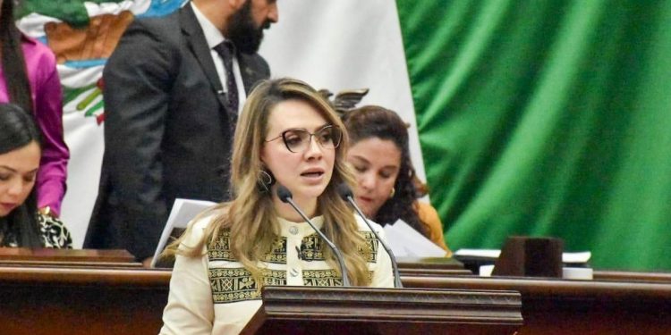 Convoca Samanta Flores a proteger las vidas de automovilistas