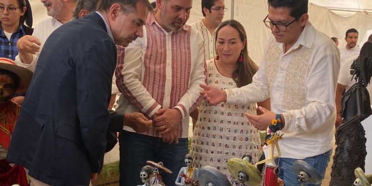 Premian a 16 artesanos en el X Concurso de la Catrina en Capula