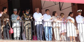 Miles de espectadores disfrutaron  el desfile del 22 de octubre