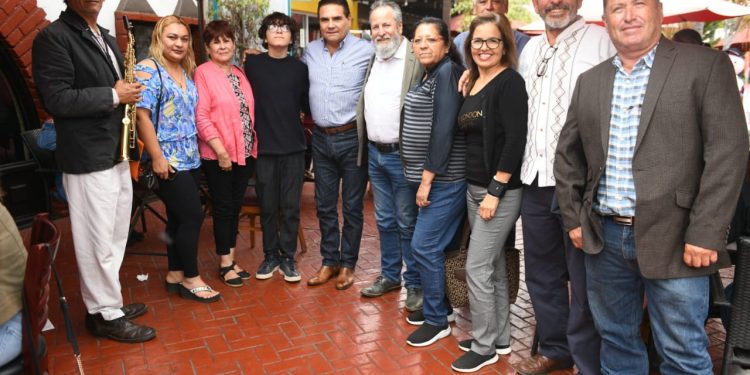 Adultos mayores y liderazgos de Ensenada, construyen con Silvano Aureoles