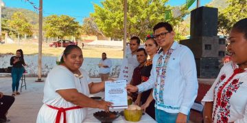 Sector artesanal de la Costa recibe apoyos económicos