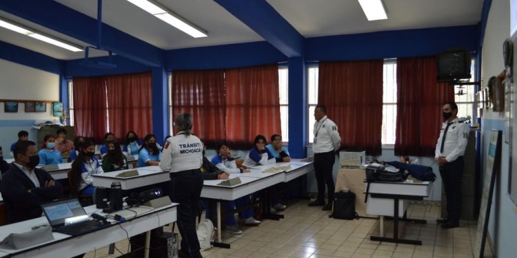Imparte Tránsito y Movilidad de la SSP, taller sobre gestión de emociones, a estudiantes de Huaniqueo