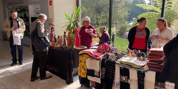 Artesanos participan con muestra artesanal en FIRA