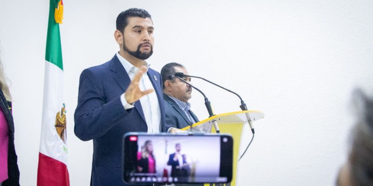 Mientras Michoacán vivía un fin de semana violento, el gobernador era un “aplaudidor” más en el desfile del acarreo: PRD