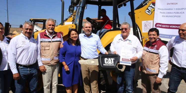 Entrega Bedolla maquinaria a cuatro municipios del Bajío