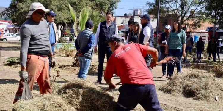 Supervisa Alfonso Martínez jornada integral de limpieza y rehabilitación en plaza al Norponiente