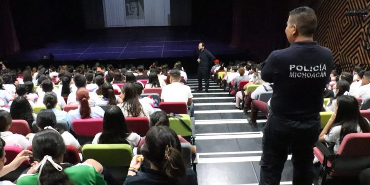 Imparten conferencia sobre secuestro virtual y manejo de redes sociales