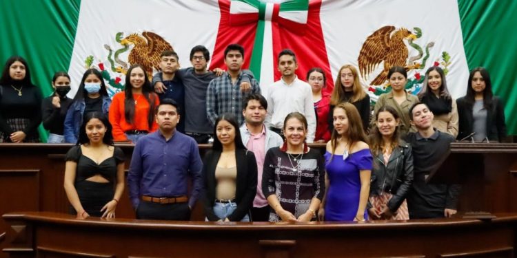 Estudiantes nicolaitas visitan el Congreso del Estado.