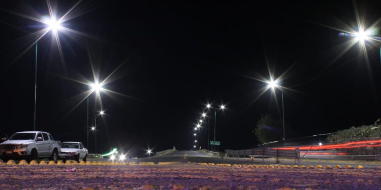 Entrega Bladimir González red eléctrica pública en Tarímbaro