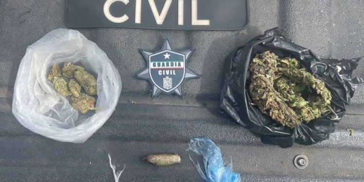 En distintos municipios, GC asegura 25 envoltorios de droga y un vehículo; hay cinco detenidos