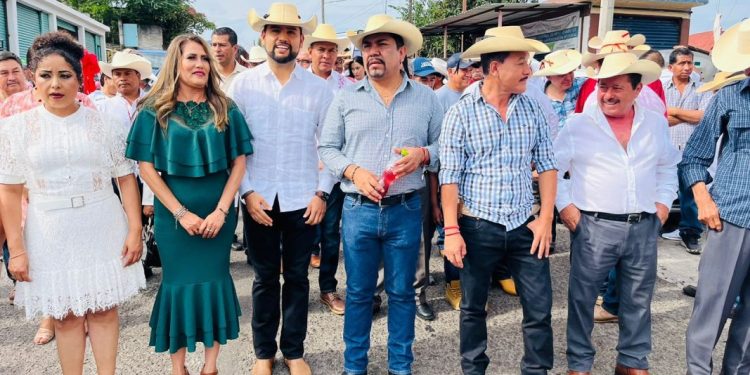 Participa Octavio Ocampo en desfile revolucionario de Parícuaro