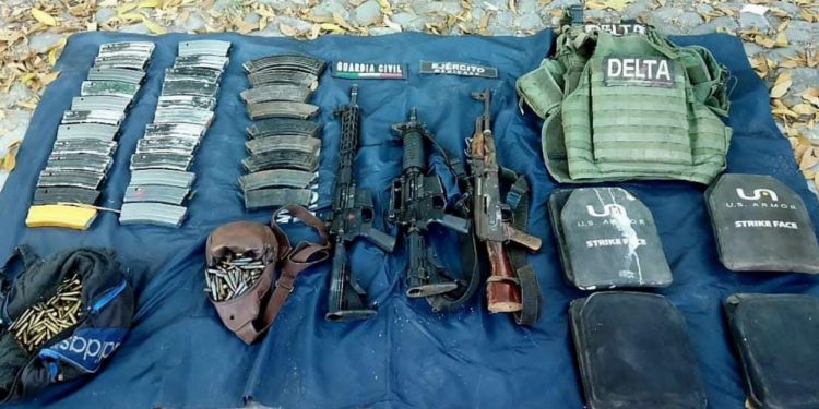 SSP, Sedena y GN, detienen a tres en Aguililla; les aseguran armas de fuego, cartuchos y equipo balístico