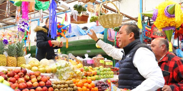 Celebra Barragán con locatarios 56 aniversario del Mercado Independencia