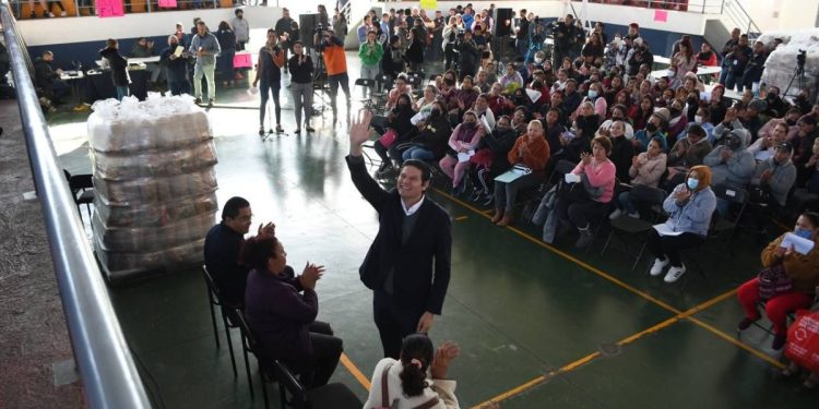 Entrega Alfonso Martínez despensas a 7 mil mujeres jefas de familia