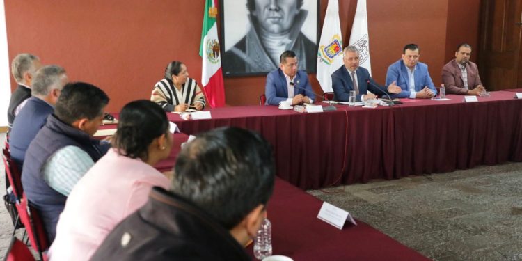 Expone Bedolla a alcaldes del PRI programas y acciones para 2023