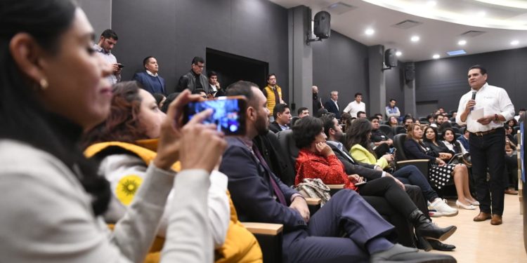 A la juventud mexicana se le escucha, no se les venden ilusiones sin fundamento: Silvano Aureoles