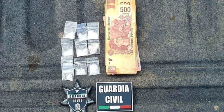 En Apatzingán, SSP asegura a uno con 10 dosis de droga, dinero en efectivo y vehículo
