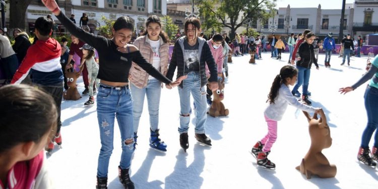 Más de 10 mil personas ya disfrutaron de la pista de hielo que instaló el DIF de Morelia