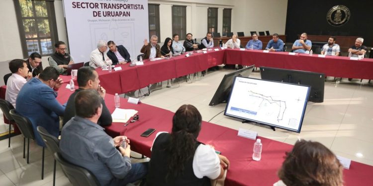 Bedolla presenta proyecto de cablebús a transportistas de Uruapan