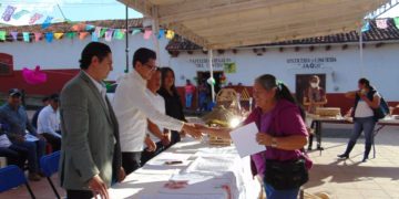 Premian talento y creatividad de artesanos de Zirahuén