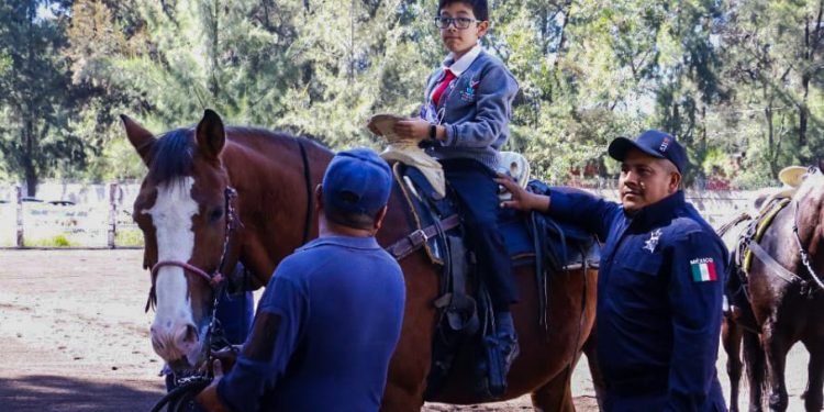 SSP recibe y desempeña actividades en equinoterapia, con niños de primaria 