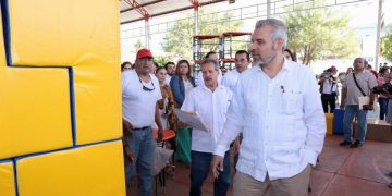Bedolla entrega equipo y material a escuelas de la Costa michoacana