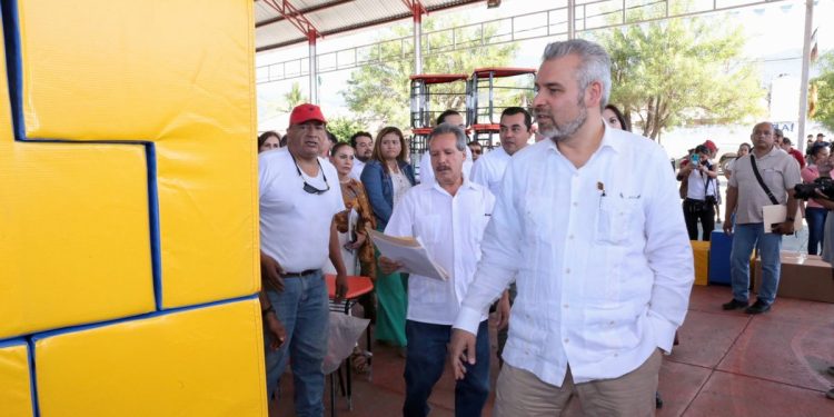 Bedolla entrega equipo y material a escuelas de la Costa michoacana