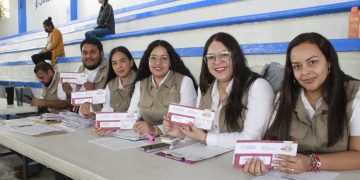 Entregan tercer remesa de apoyos de La Escuela es Nuestra en Michoacán