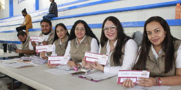 Entregan tercer remesa de apoyos de La Escuela es Nuestra en Michoacán