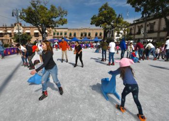 Un rotundo éxito la pista de hielo del ayuntamiento a un costado de la Catedral