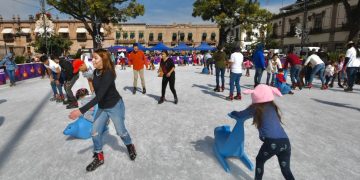 Un rotundo éxito la pista de hielo del ayuntamiento a un costado de la Catedral