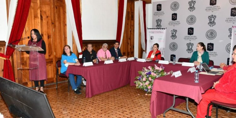 Organiza Lupita Díaz conversatorio dirigido a personas adultas mayores