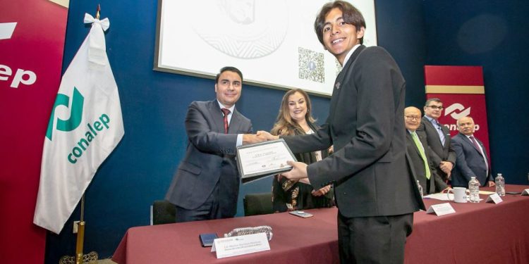 Estudiante del Conalep Michoacán recibe mención honorífica en la presea “Ing. Bernardo Quintana Arrioja”