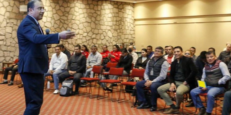 Personal aéreo y administrativo de la SSP, se capacita en seguridad operacional de helicópteros