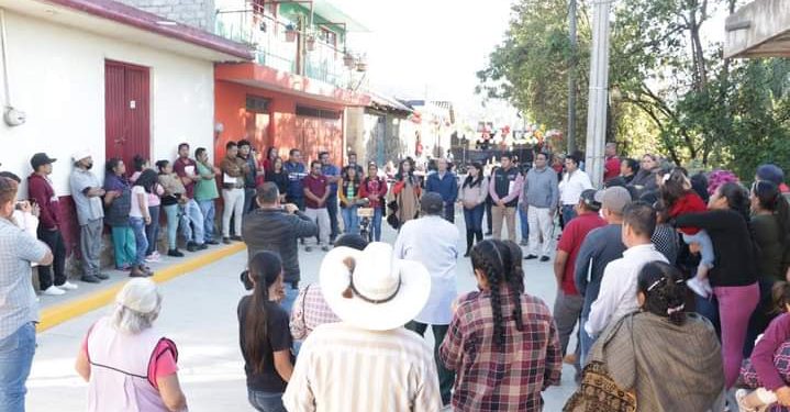 Inaugura Araceli Saucedo Reyes calle Lázaro Cárdenas de Opopeo