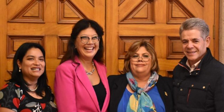 Diputados estrechan lazos de cooperación con Karina Villa, senadora de Illinois