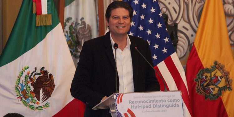 Entrega Alfonso Martínez reconocimiento de Huésped Distinguido a senadora de Estados Unidos