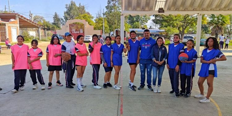 IJUM realiza con éxito “cascarita” de fútbol y básquetbol femenil en Coíntzio