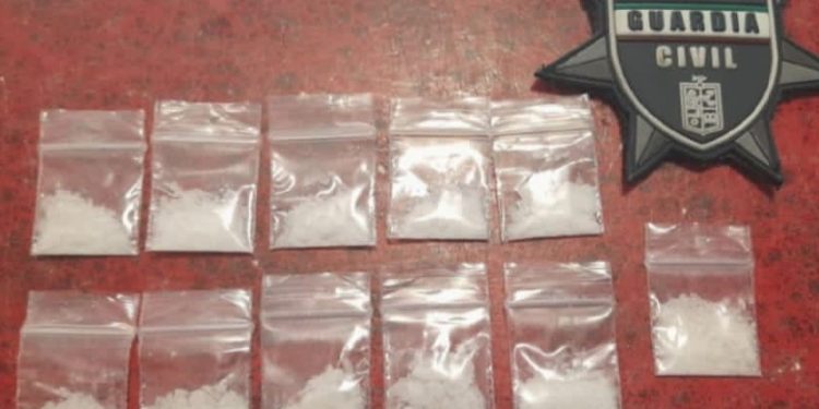 Tras patrullajes, SSP asegura a uno, once envoltorios de droga y motocicleta en Apatzingán