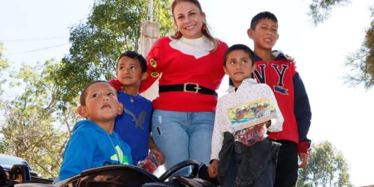 Diputada Luz García regala sonrisas este 6 de enero