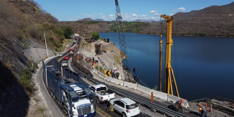 Supervisa Gobernador obra de rehabilitación en la autopista Siglo XXI