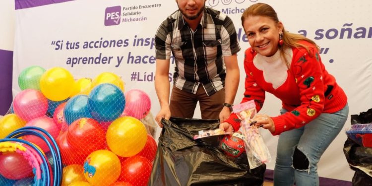 Diputada del PES ayuda a Los Reyes Magos