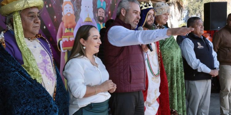 Festeja Bedolla el Día de Reyes Magos con niñas y niños de Michoacán