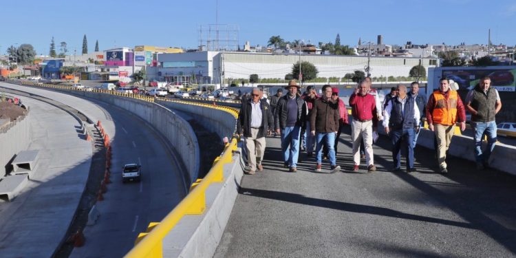 Gobernador y SCOP supervisan avances en distribuidor vial de salida a Mil Cumbres